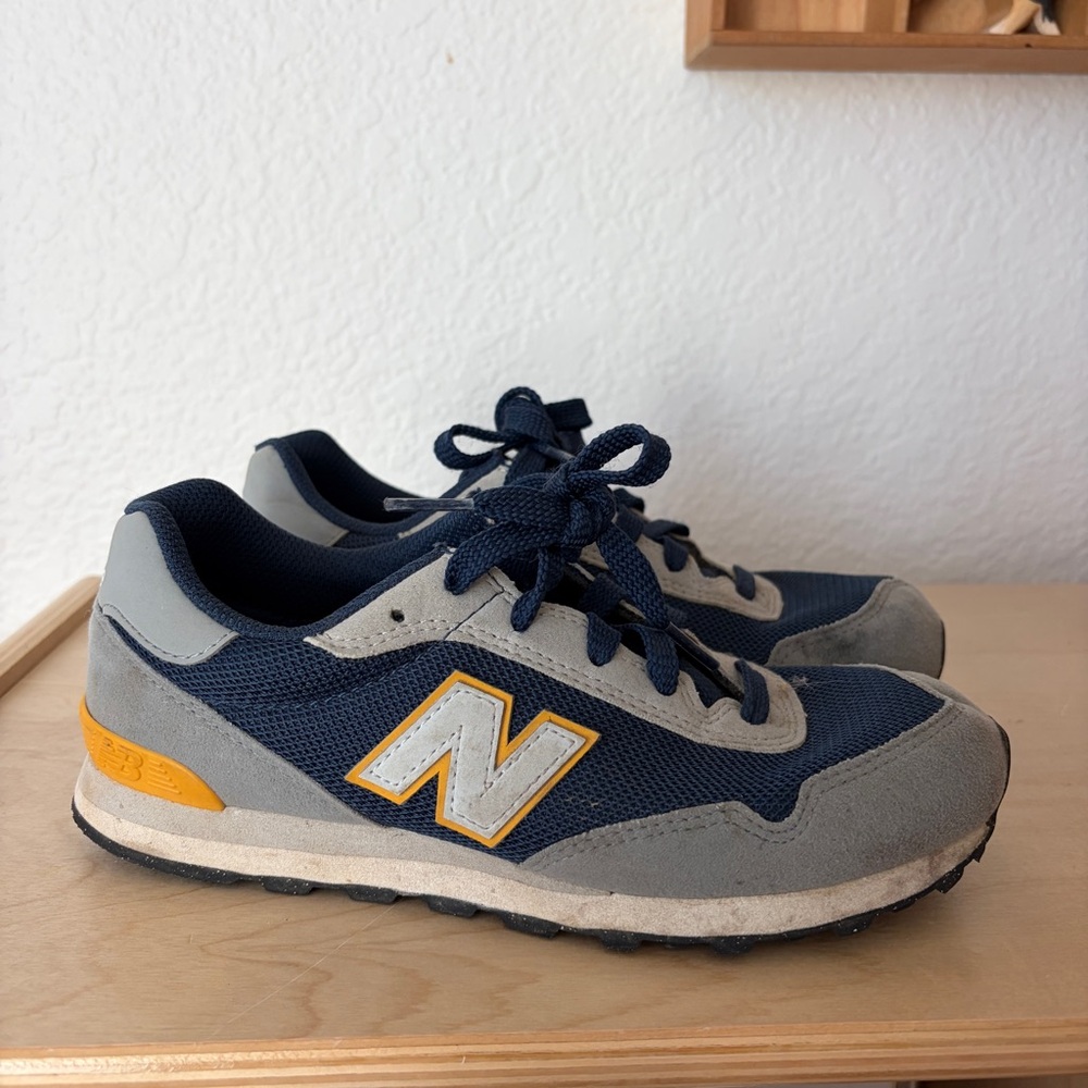 New Balance (play condition) Navy and Gray Sneakers